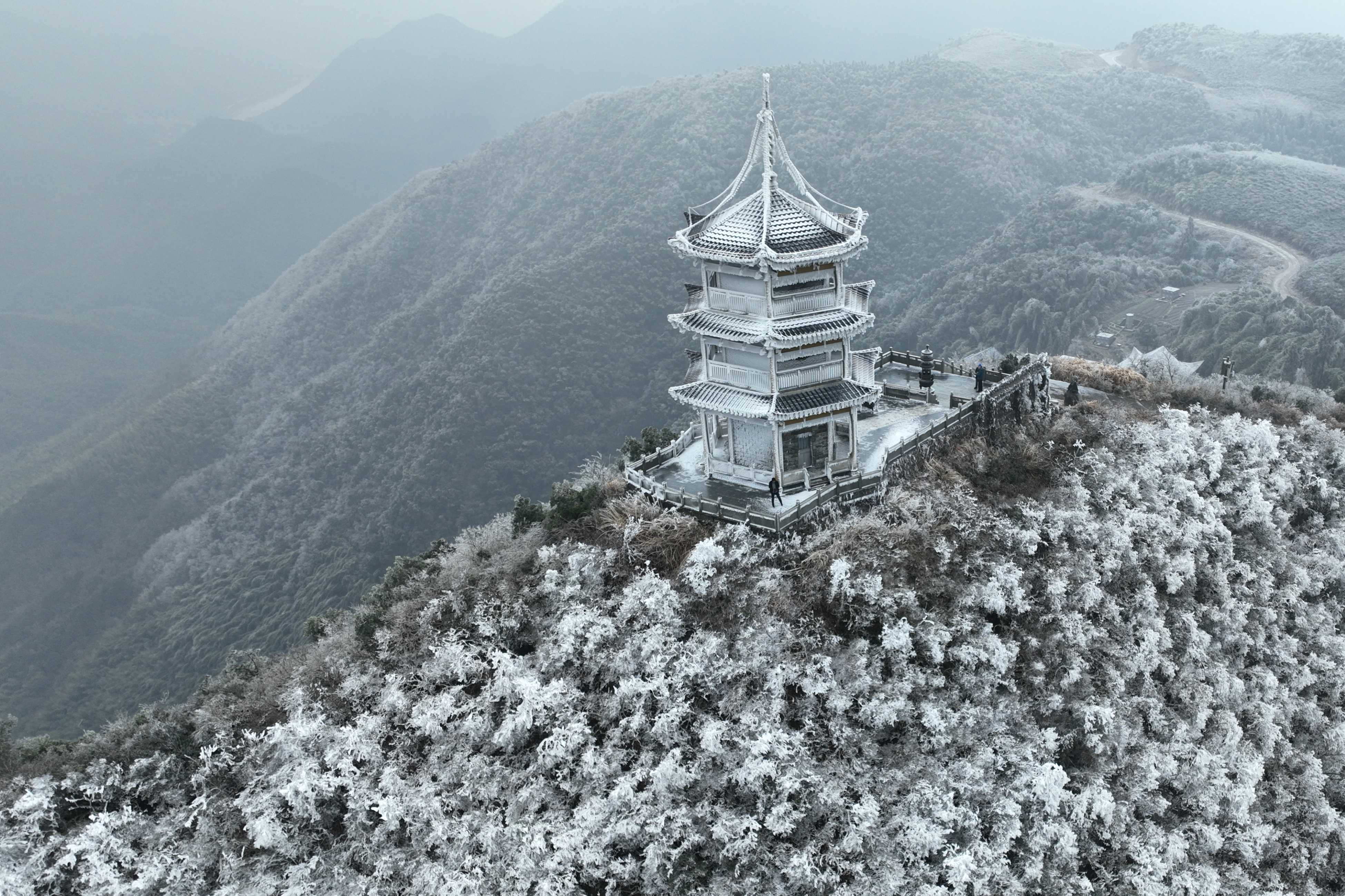 象山蒙顶山冰雪奇观：望朔楼变身“冰雪宫殿”